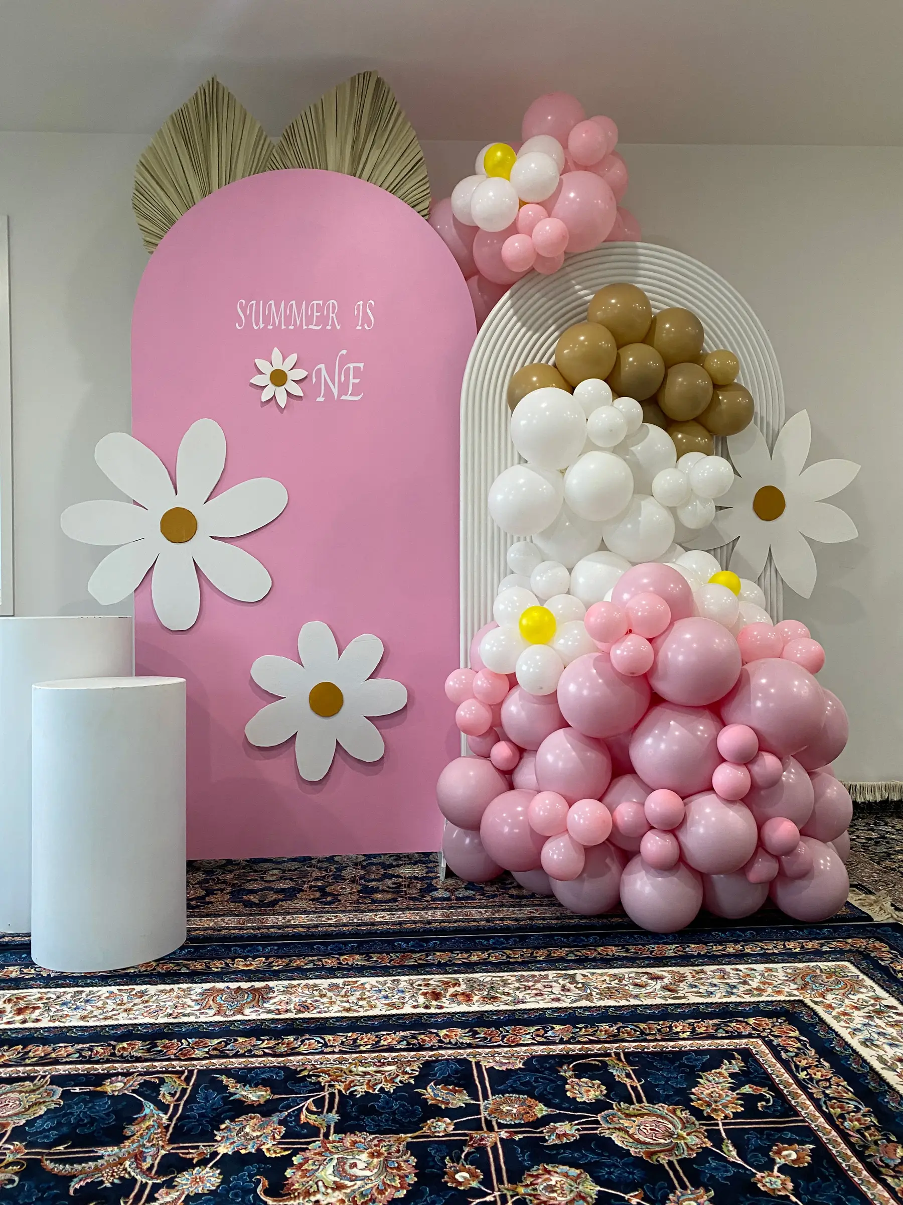Birthday styling by Decoration X: 'Summer is ONE' daisy board, pink/brown balloons.