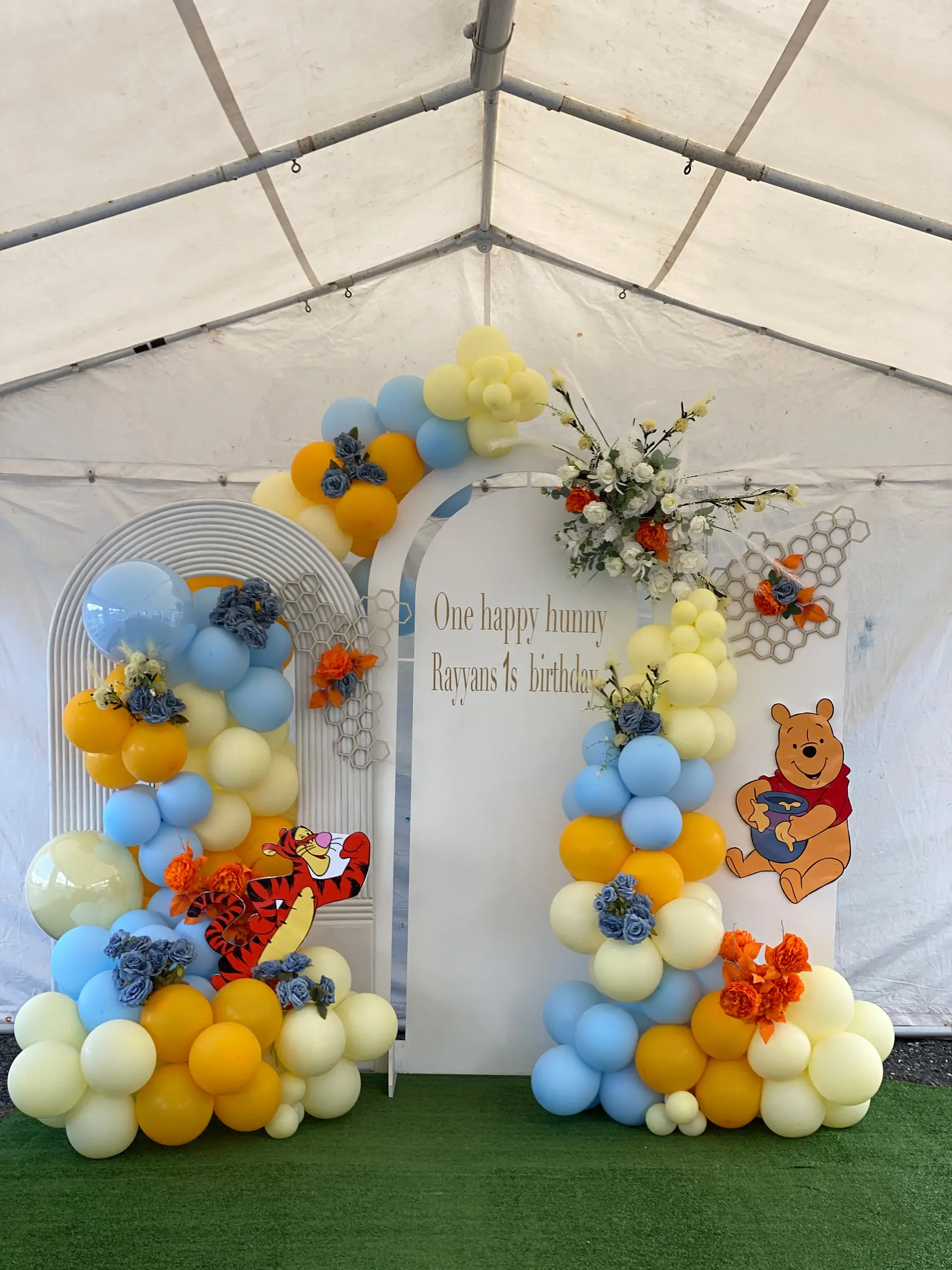 Birthday styling by Decoration X: Winnie the Pooh 'One happy hunny' balloon set, cake.