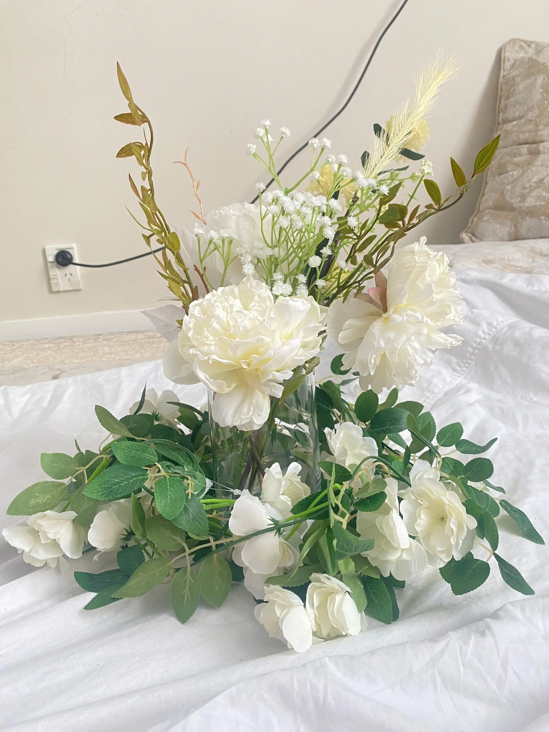Tables styling by Decoration X: White/green floral arrangement close-up.